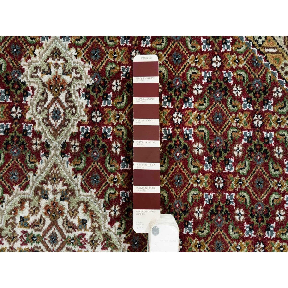 Shahbanu Rugs Mahogany Red Tabriz Mahi with Fish Medallion Design 175 KPSI Pure Wool Hand Knotted Round Oriental Rug (5'3"x5'3")