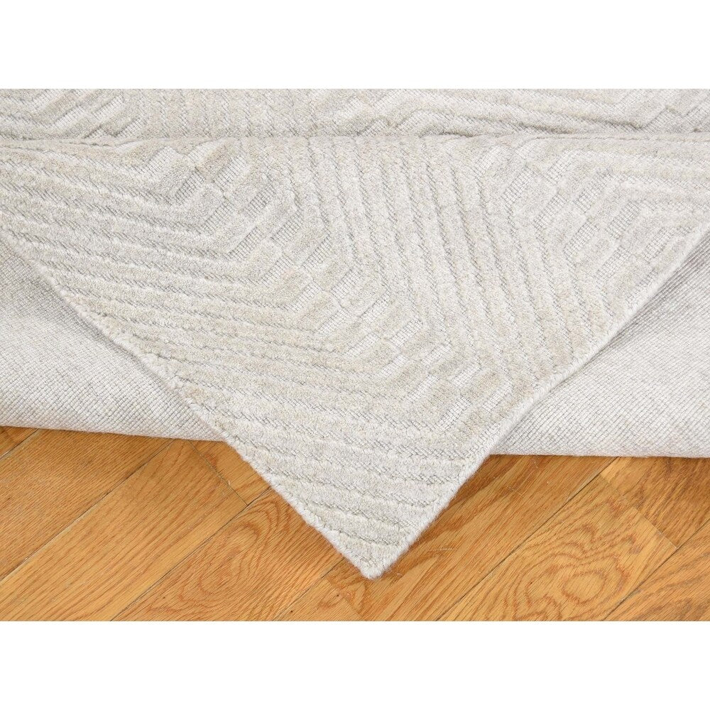 Shahbanu Rugs Tone on Tone Pure Wool Hand-Loomed Oriental Rug (6'0" x 9'0") - 6'0" x 9'0"