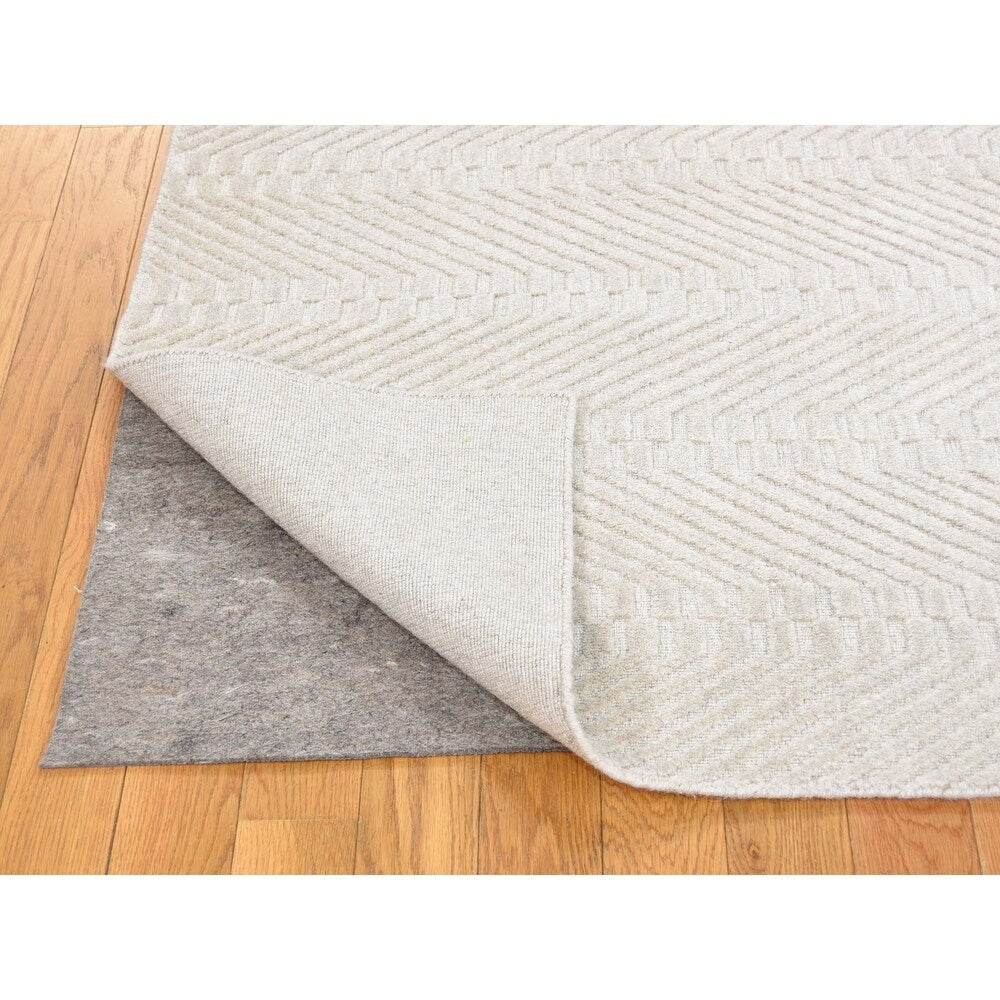 Shahbanu Rugs Tone on Tone Pure Wool Hand-Loomed Oriental Rug (6'0" x 9'0") - 6'0" x 9'0"