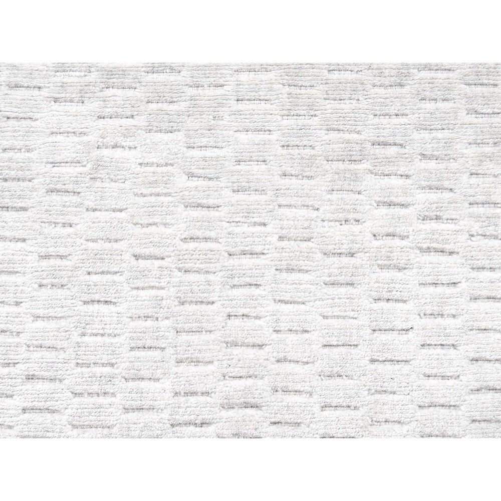 Shahbanu Rugs Tone on Tone Wool and Silk Hand-Loomed Oriental Rug (5'0" x 7'0") - 5'0" x 7'0"