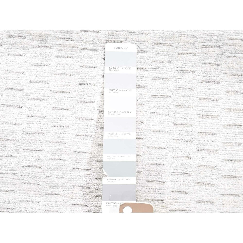 Shahbanu Rugs Tone on Tone Wool and Silk Hand-Loomed Oriental Rug (5'0" x 7'0") - 5'0" x 7'0"