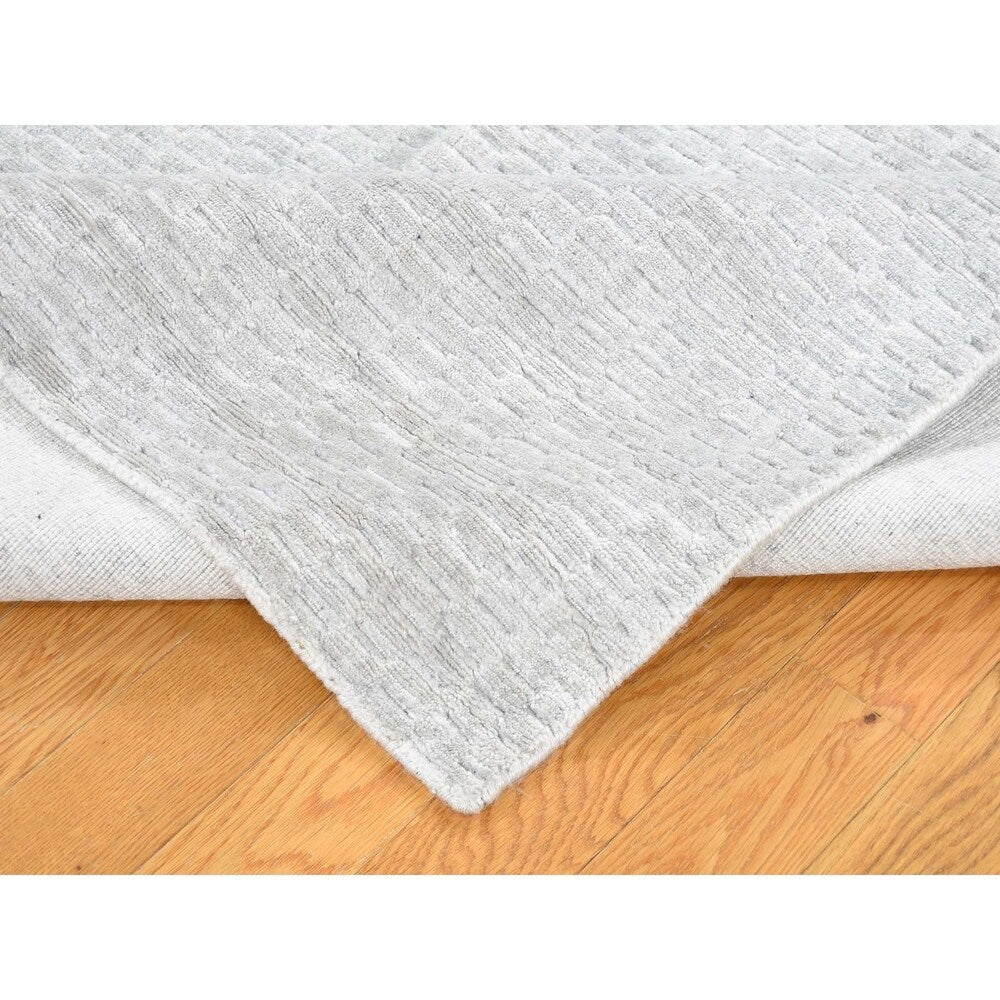 Shahbanu Rugs Tone on Tone Wool and Silk Hand-Loomed Oriental Rug (5'0" x 7'0") - 5'0" x 7'0"