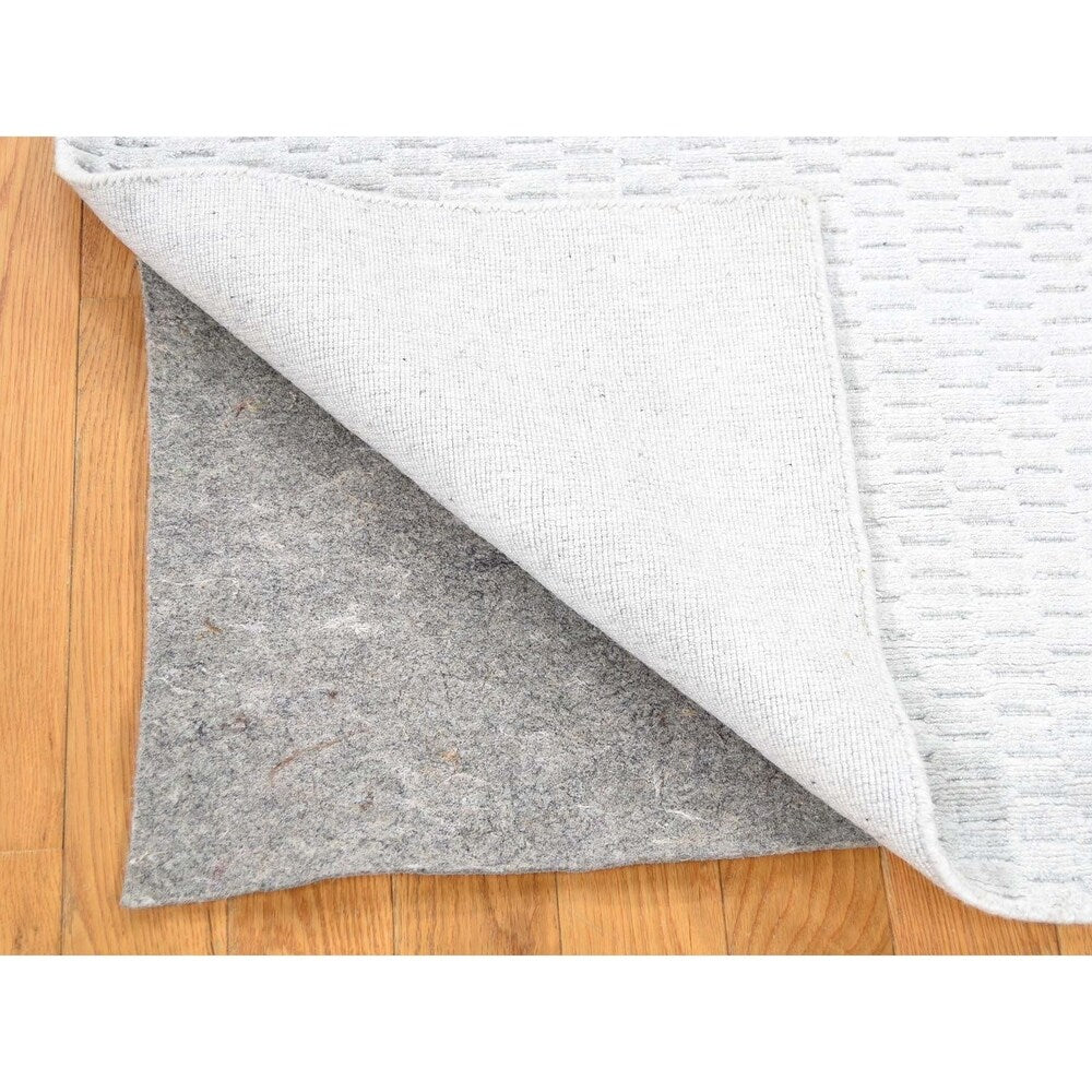 Shahbanu Rugs Tone on Tone Wool and Silk Hand-Loomed Oriental Rug (5'0" x 7'0") - 5'0" x 7'0"