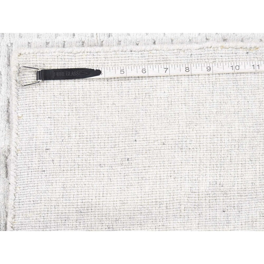 Shahbanu Rugs Tone on Tone Wool and Silk Hand-Loomed Oriental Rug (5'0" x 7'0") - 5'0" x 7'0"