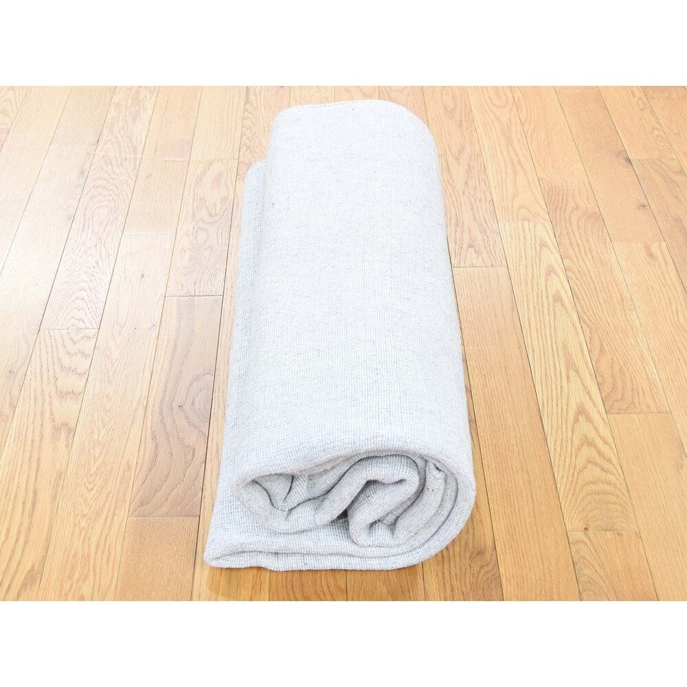 Shahbanu Rugs Tone on Tone Wool and Silk Hand-Loomed Oriental Rug (5'0" x 7'0") - 5'0" x 7'0"