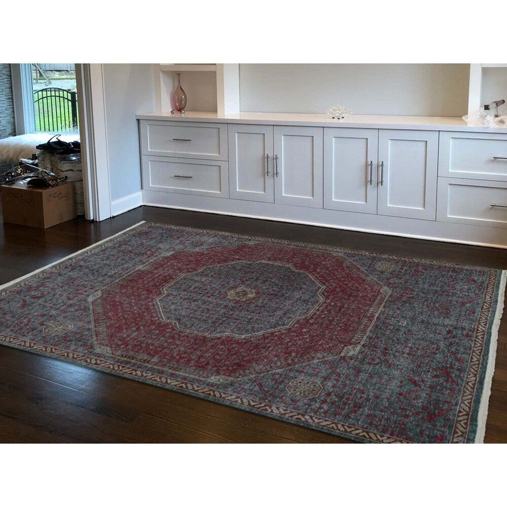 Shahbanu Rugs Vintage Look Mamluk Worn Wool Natural Colors Hand-Knotted Oriental Rug (6'0" x 8'10") - 6'0" x 8'10"