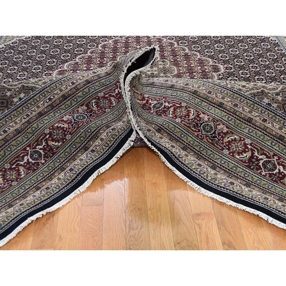 Shahbanu Rugs Wool and Silk Tabriz Mahi Hand-Knotted Oriental Rug (9'0" x 12'0") - 9'0" x 12'0"