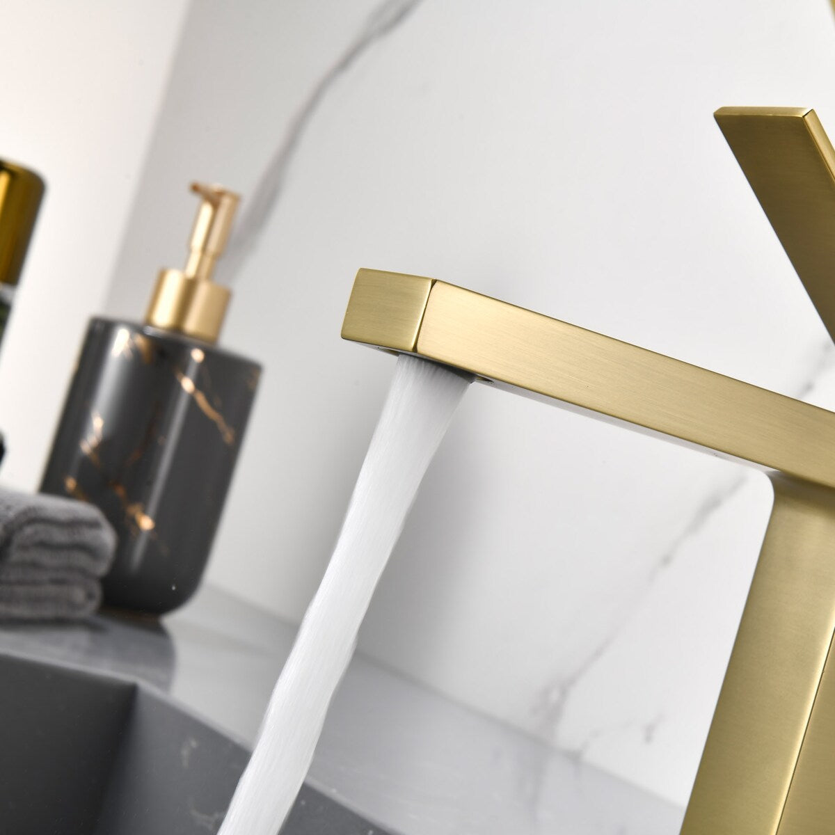 Single Handle Bathroom Faucet with Pop-up Drain 1 Hole Brass Modern Bathroom Sink Basin Faucets