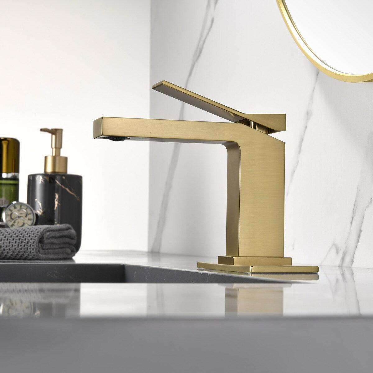 Single Handle Bathroom Faucet with Pop-up Drain 1 Hole Brass Modern Bathroom Sink Basin Faucets