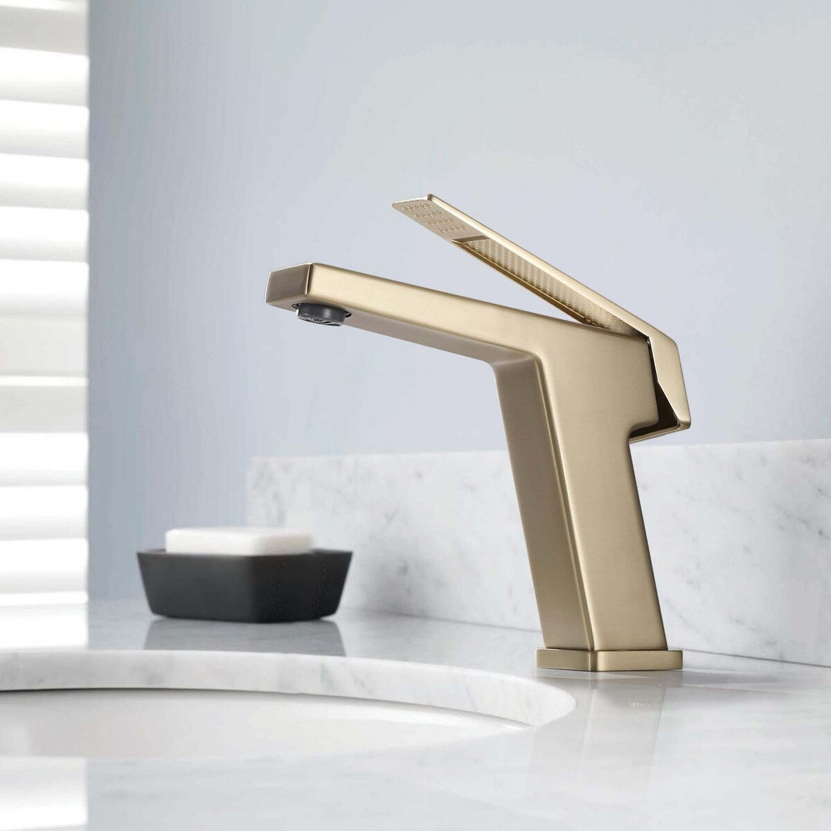 Single Handle Bathroom Sink Faucet 1-Hole Solid Brass in Black/Gold