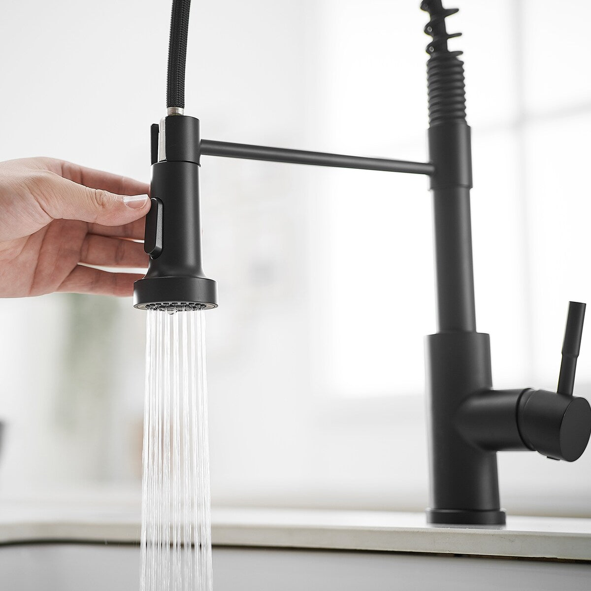 Single-Handle Pull Down Sprayer Kitchen Faucet in Black
