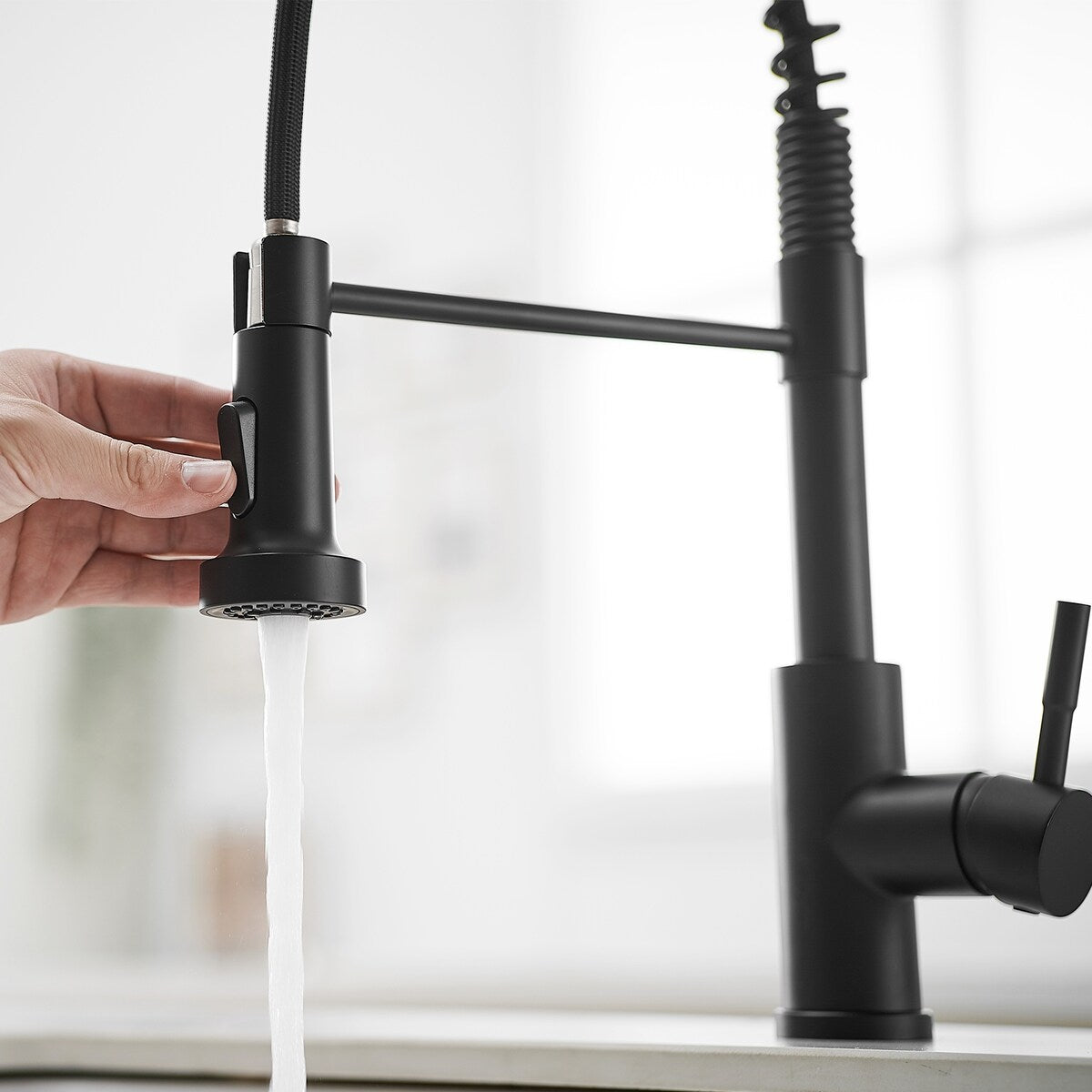 Single-Handle Pull Down Sprayer Kitchen Faucet in Black