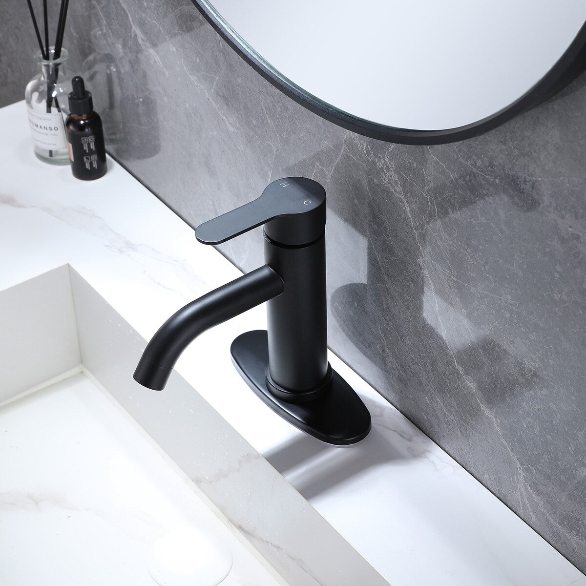 Single Hole Single-Handle Bathroom Faucet with Deck Plate