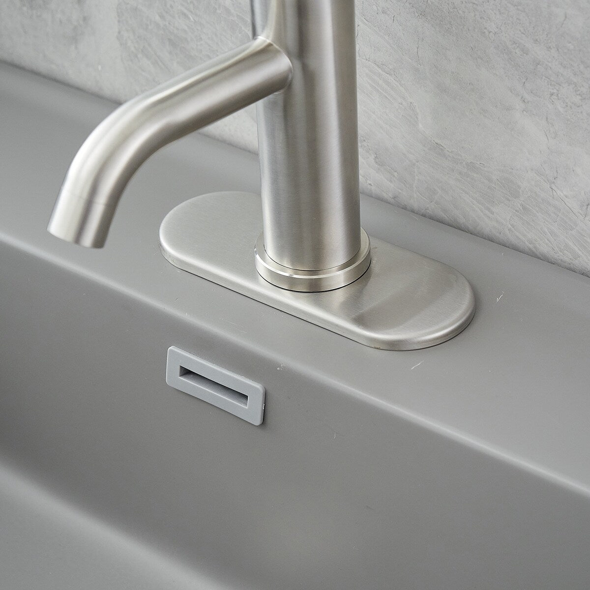 Single Hole Single-Handle Bathroom Faucet with Deck Plate