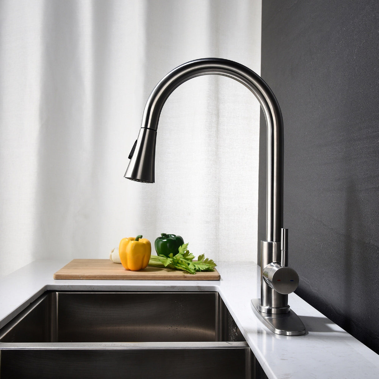 Stainless Steel Single Handle Kitchen Sink Faucet with Pull Down Sprayer