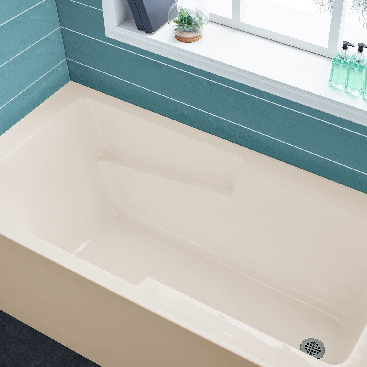 Swiss Madison Voltaire, Acrylic White, Alcove, Integral Armrest, Bathtub with Apron