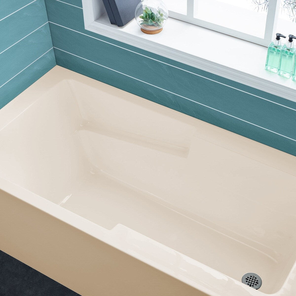 Swiss Madison Voltaire, Acrylic White, Alcove, Integral Armrest, Bathtub with Apron