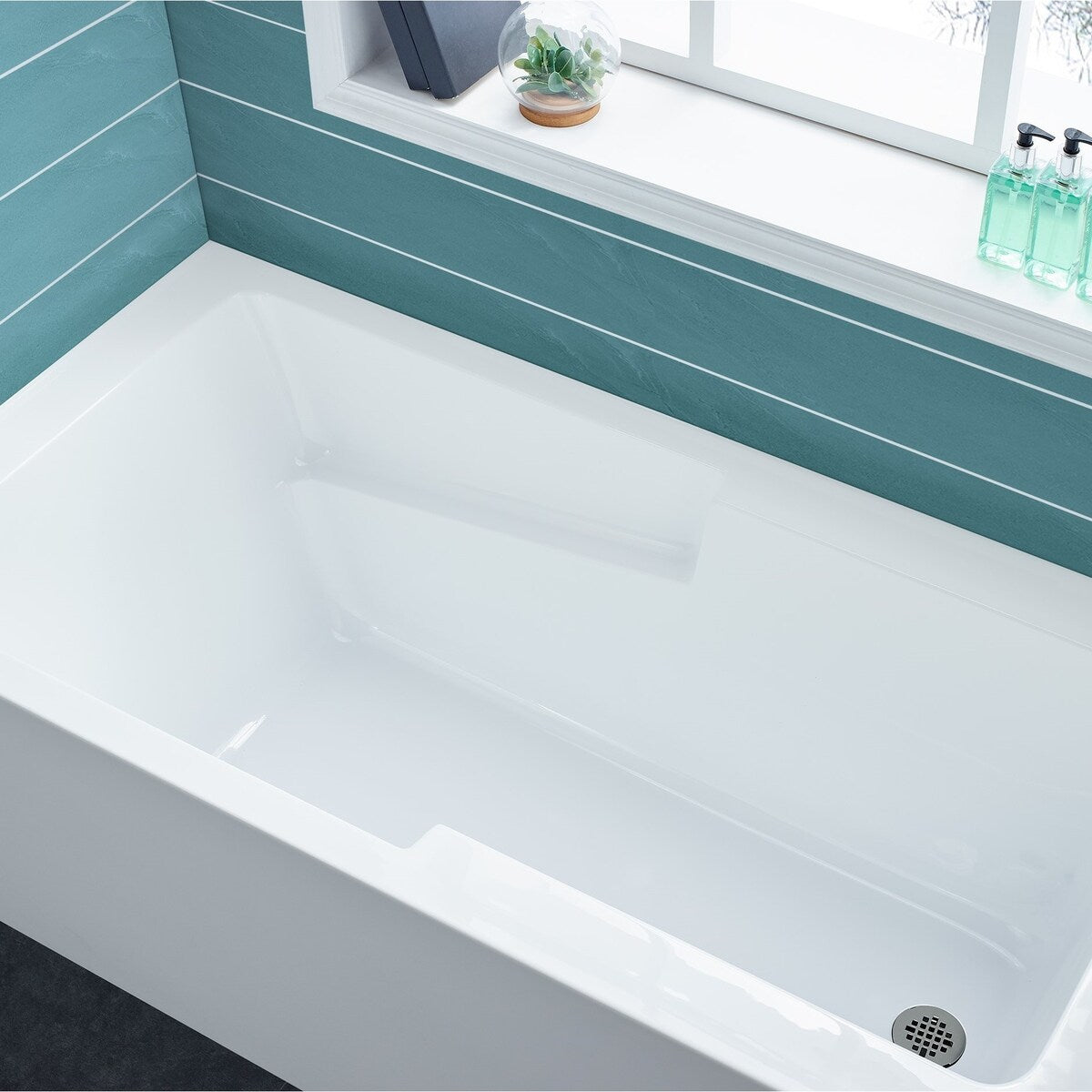 Swiss Madison Voltaire, Acrylic White, Alcove, Integral Armrest, Bathtub with Apron