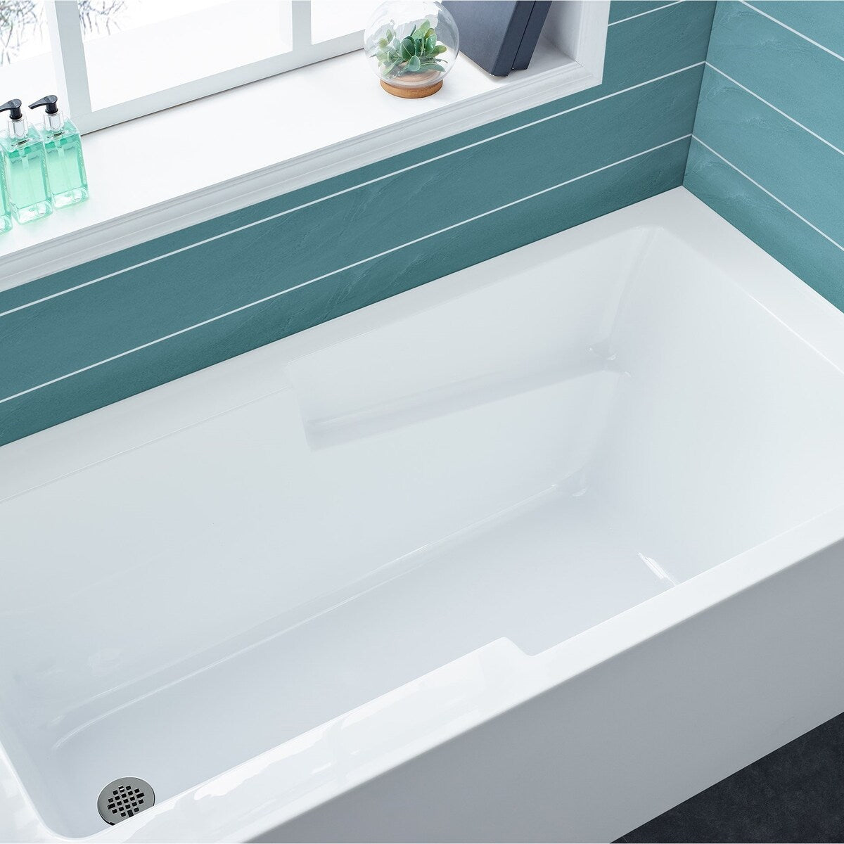 Swiss Madison Voltaire, Acrylic White, Alcove, Integral Armrest, Bathtub with Apron