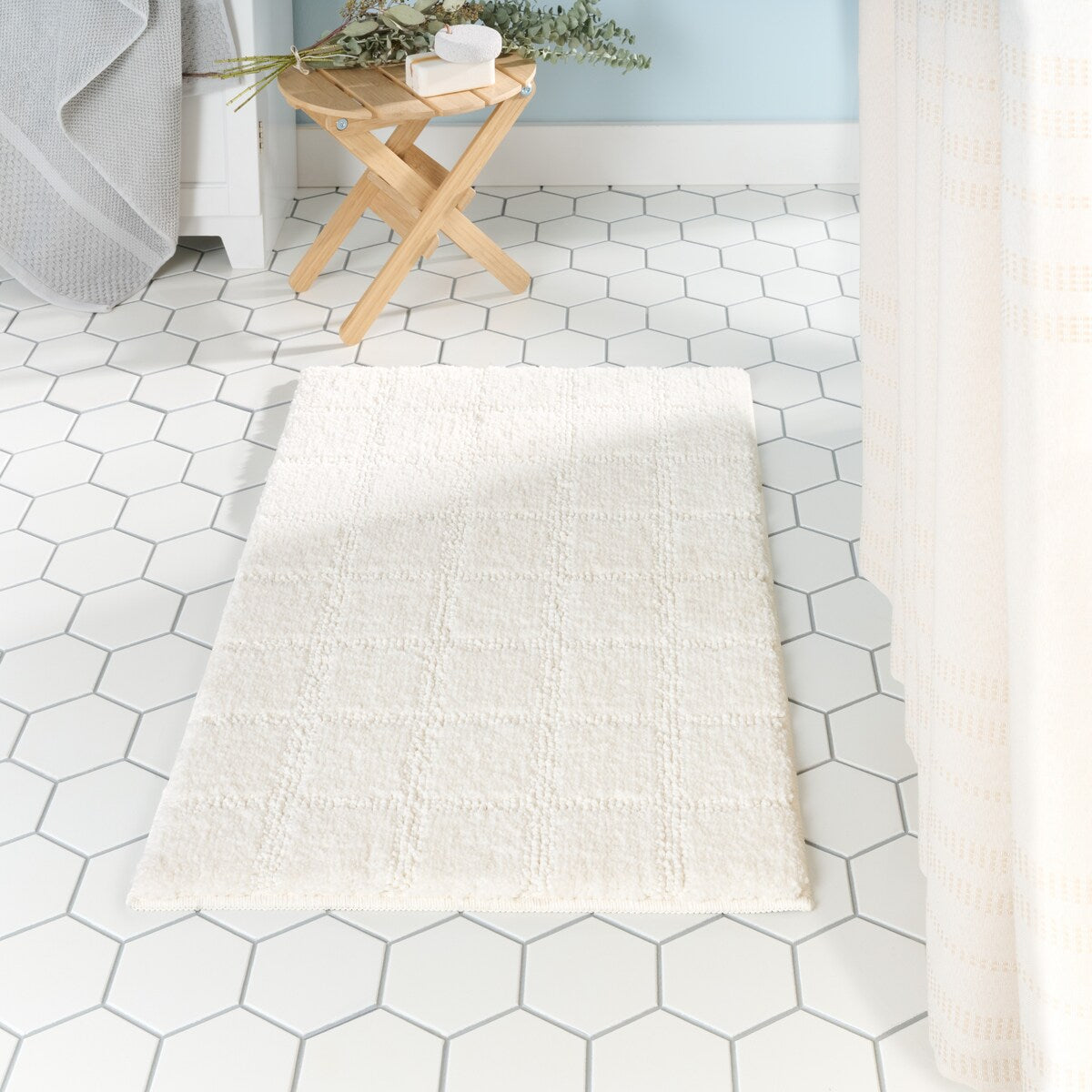 TOWN & COUNTRY EVERYDAY Ultra Plush Solid Tufted Windowpane Bath Mat, Tufted Floor Mat, Non-Slip Backing, Machine Washable