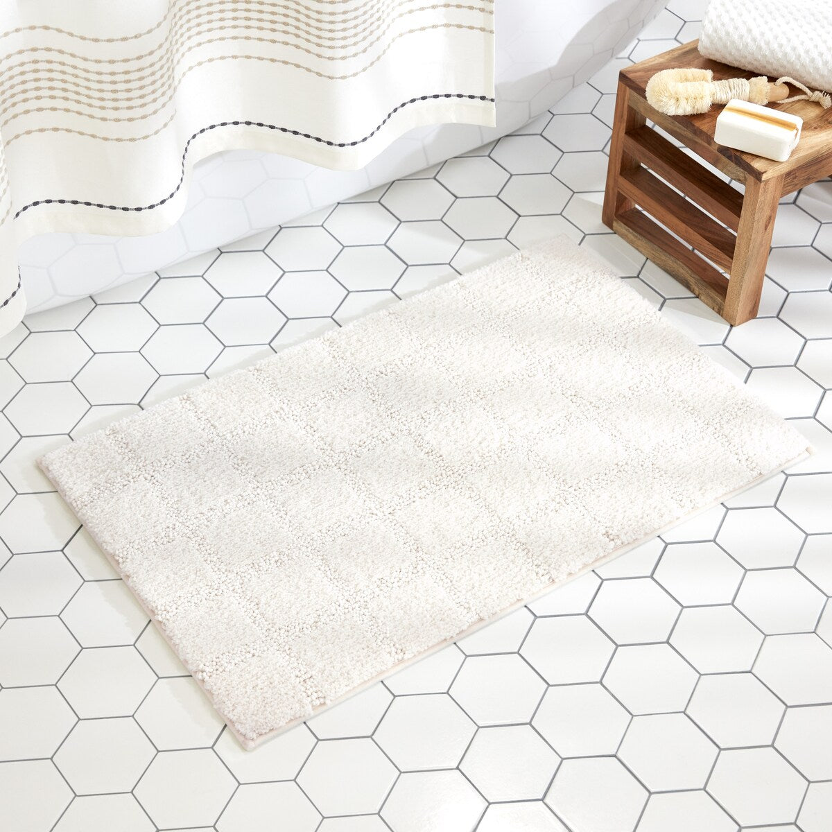 TOWN & COUNTRY EVERYDAY Ultra Plush Solid Tufted Windowpane Bath Mat, Tufted Floor Mat, Non-Slip Backing, Machine Washable