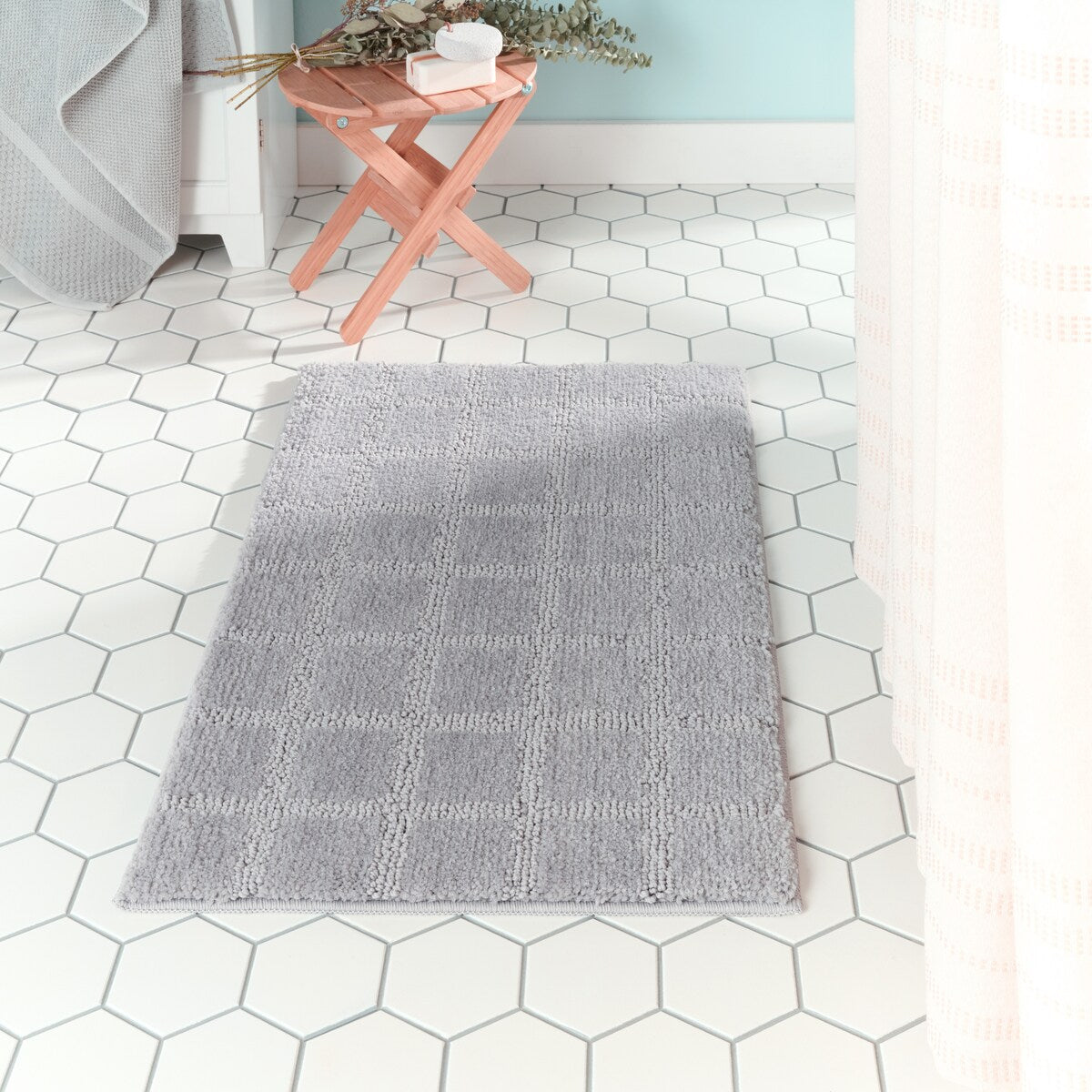 TOWN & COUNTRY EVERYDAY Ultra Plush Solid Tufted Windowpane Bath Mat, Tufted Floor Mat, Non-Slip Backing, Machine Washable