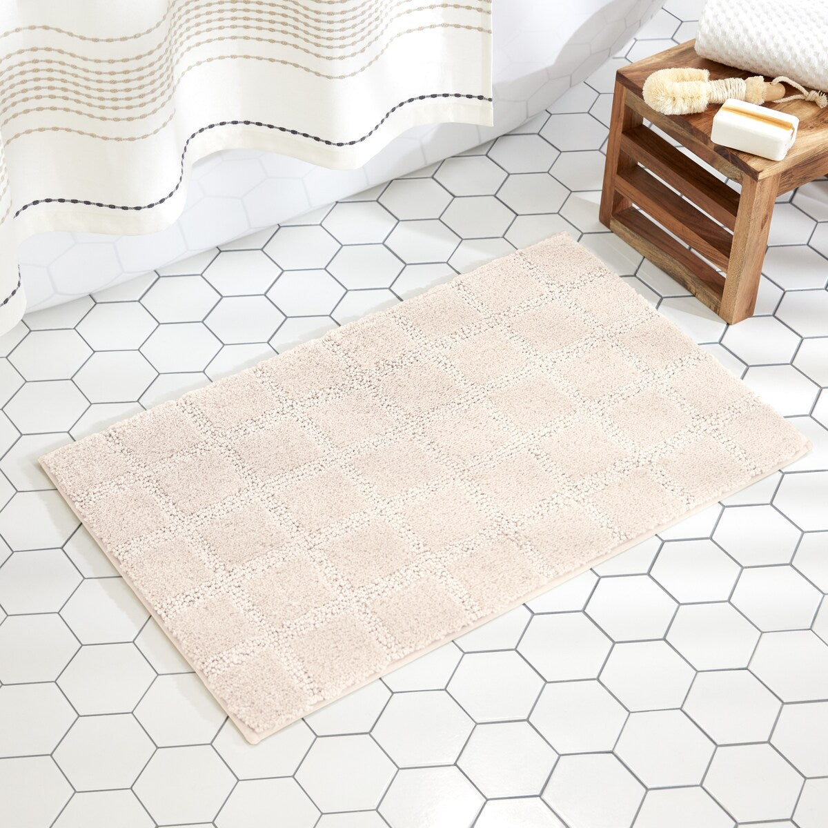 TOWN & COUNTRY EVERYDAY Ultra Plush Solid Tufted Windowpane Bath Mat, Tufted Floor Mat, Non-Slip Backing, Machine Washable