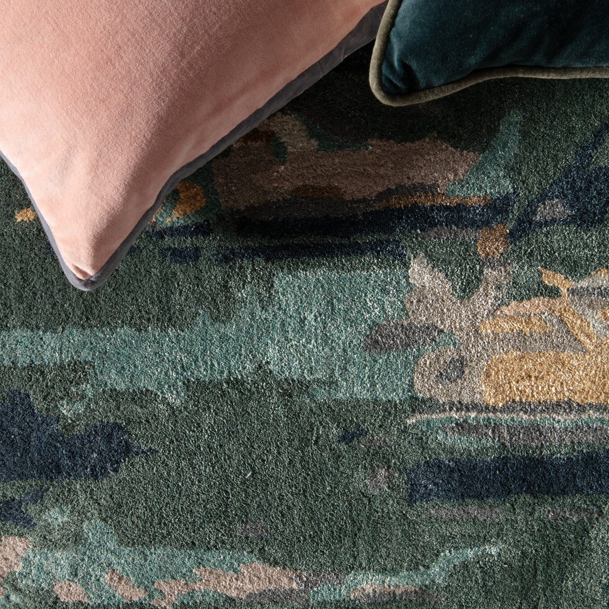 The Curated Nomad Copley Handmade Abstract Teal/ Grey Area Rug