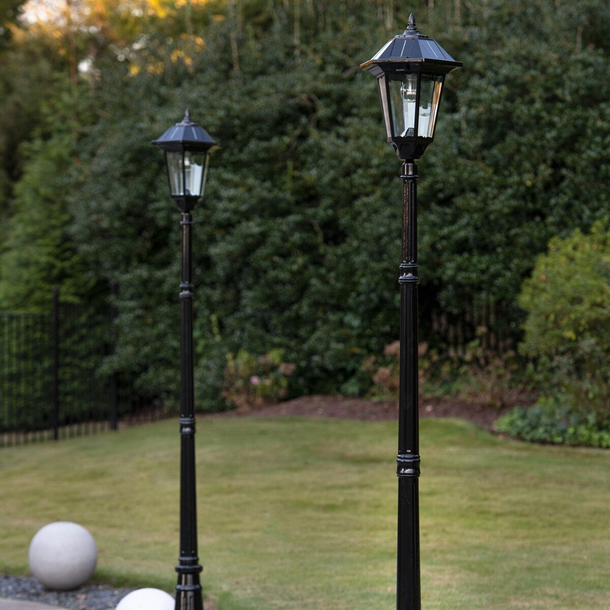 Gama Sonic Windsor Bulb Black Modern Solar Landscape Lamp Post Light