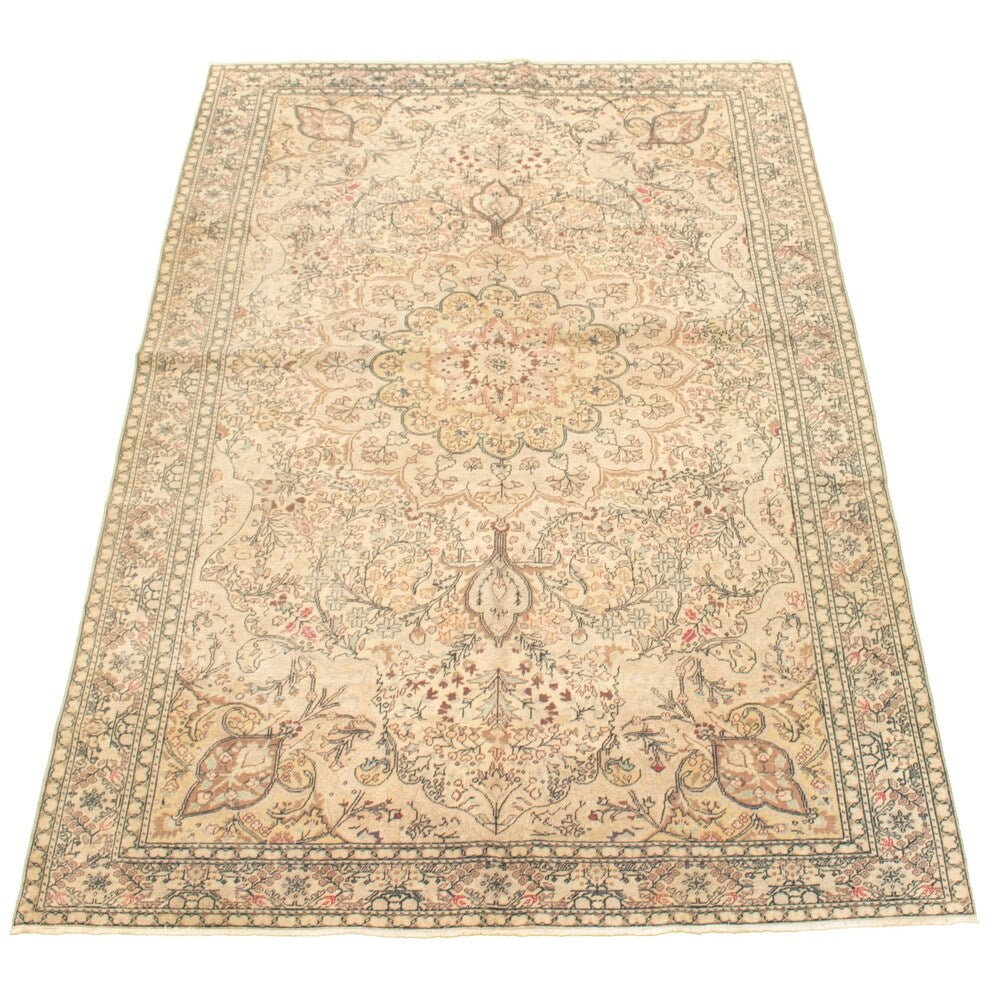 Hand-knotted Keisari Vintage Cream Wool Rug - 6'5" x 9'5"/6'5 x 9'5