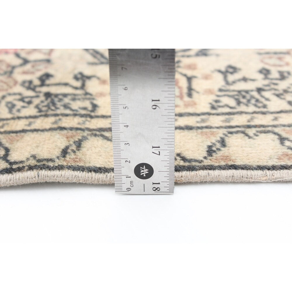 Hand-knotted Keisari Vintage Cream Wool Rug - 6'5" x 9'5"/6'5 x 9'5
