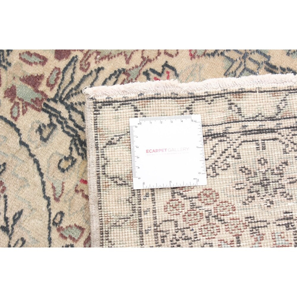 Hand-knotted Keisari Vintage Cream Wool Rug - 6'5" x 9'5"/6'5 x 9'5