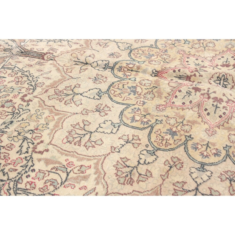 Hand-knotted Keisari Vintage Cream Wool Rug - 6'5" x 9'5"/6'5 x 9'5
