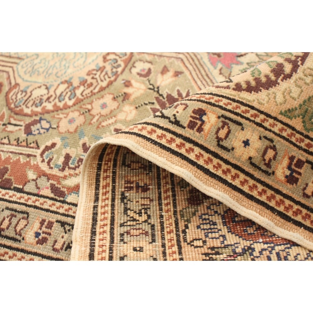 Hand-knotted Keisari Vintage Ivory Wool Rug - 6'8" x 10'1"