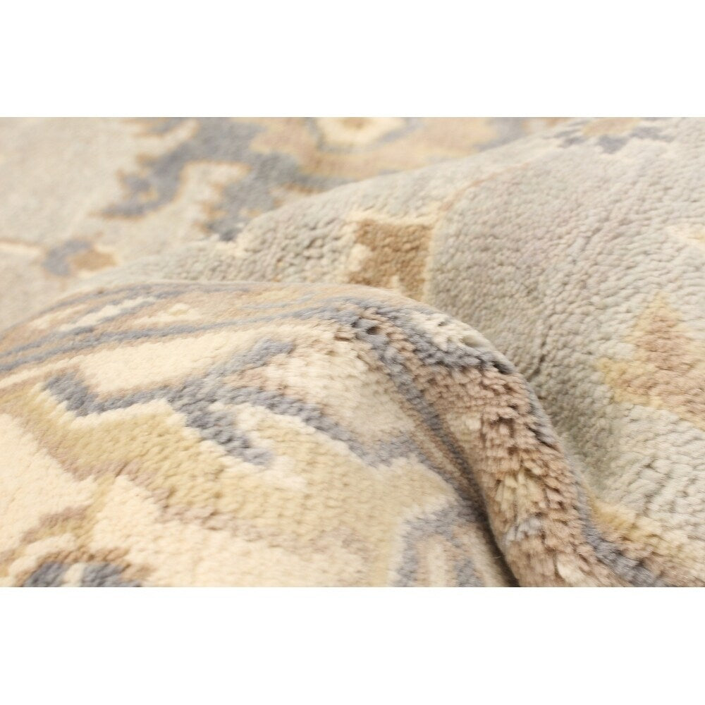 eCarpetGallery Hand-knotted Royal Ushak Light Grey Wool Rug - 5'1 x 8'0